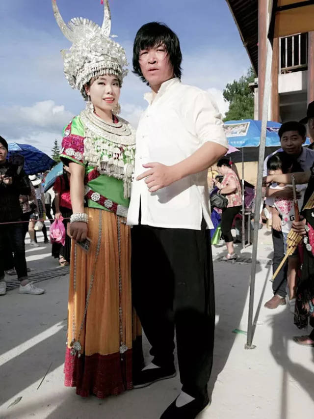 雷芳芳和"苗人小龙"王飞鸿