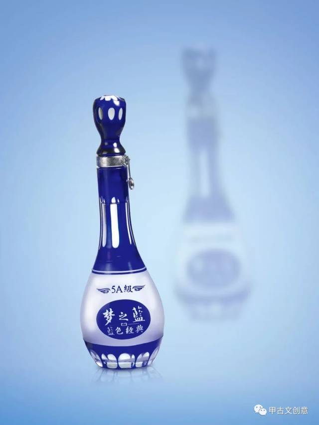 2006年,5a级梦之蓝上市,作为当时洋河蓝色经典的形象产品,采用雕花