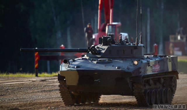 正在射击的bmp-2m步兵战车.