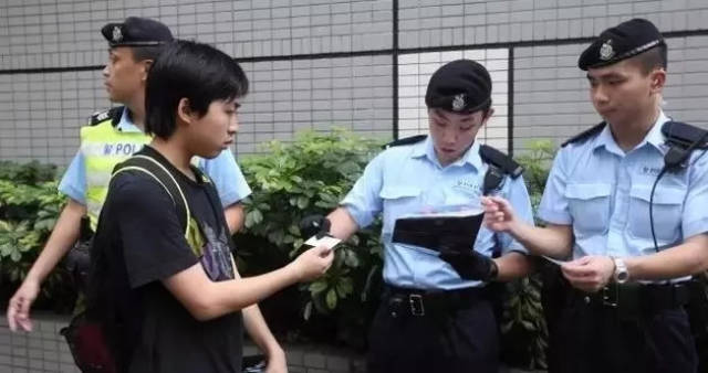 香港警察街頭盤查,不帶證件罰款5000港幣並拘留!