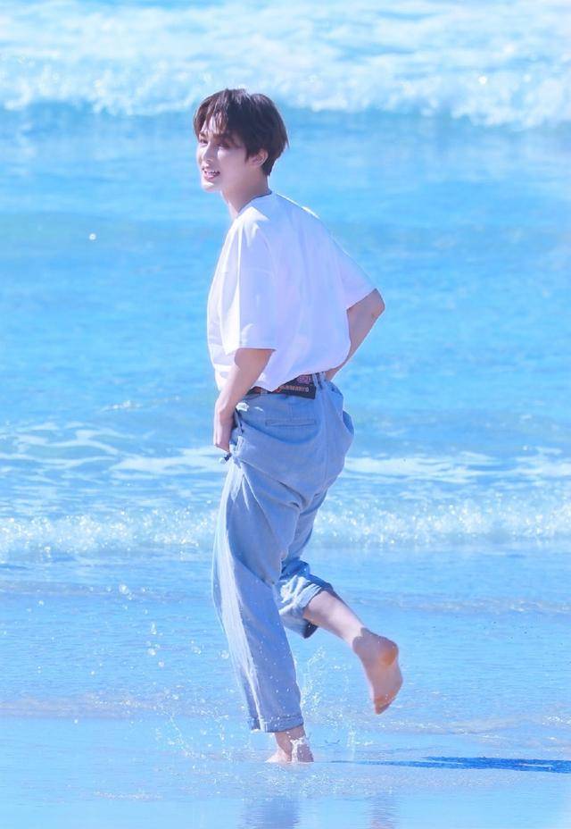 朱正廷海边戏水照 清爽阳光下的绝世美颜 清新又养眼