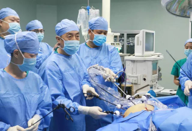 崔滨滨教授(中)主刀在我院手术室进行直肠癌腹腔镜微创手术示教