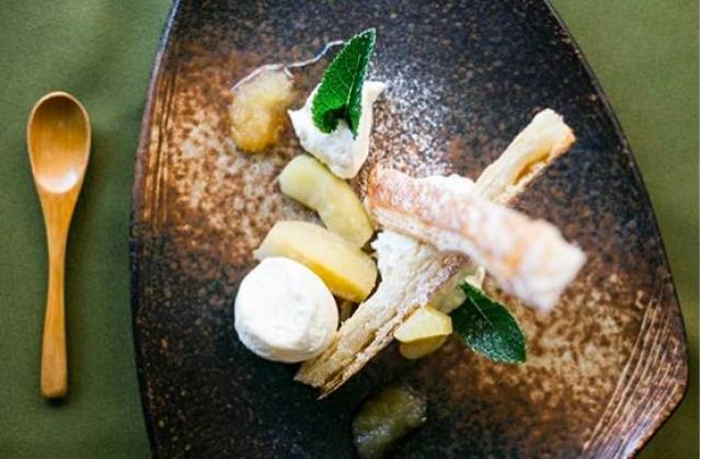 japanese style apple pie with ice cream