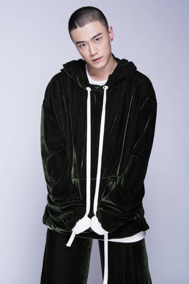 演员王鹏曝早秋大片 气质少年眼神杀酷帅吸睛