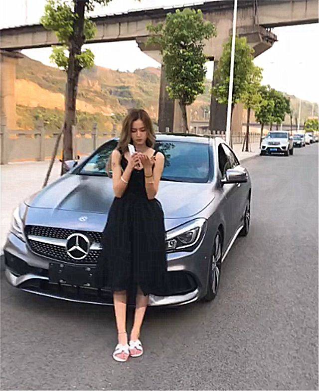 路上偶遇23万奔驰,看到女车主容貌那一刻,没想到颜值不输网红!