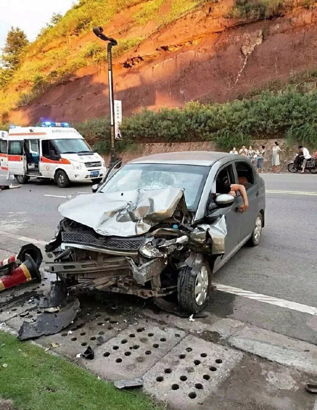 宜宾发生车祸,2人当场死亡,现场惨不忍睹!