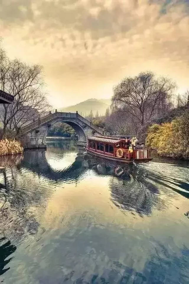 两水夹明镜,双桥落彩虹.江城如画里,山晚望晴空.桥的意境——沈从文