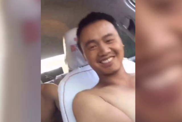 4位光膀子农民工,打脸博士霸座男,原来教养与