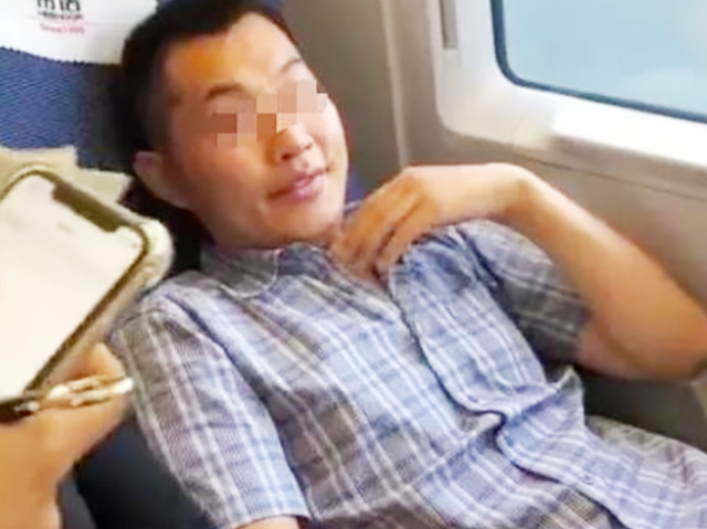 4位光膀子农民工,打脸博士霸座男,原来教养与