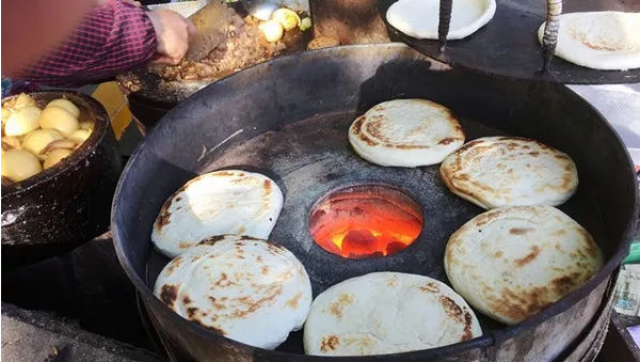 这个肉夹馍摊,吃他家的馍还要预约,顾客排队排到腿软!