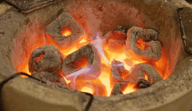 用的是专门炉子用的特制炭火,这种炭火可以长时间保持土灶受热均匀,最