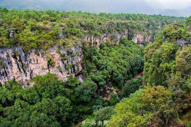 世界游客慕名前去观光者众,在云南丽江郊外也有一个大峡谷,名字叫东巴
