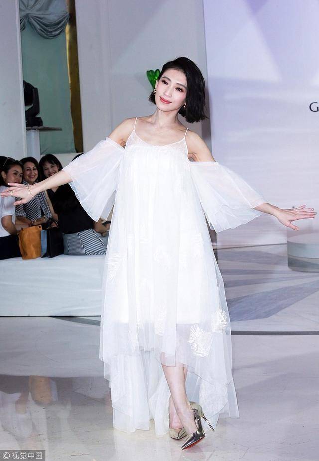 戴佩妮白色吊带裙性感撩人 雪白肌肤映红唇气质优雅