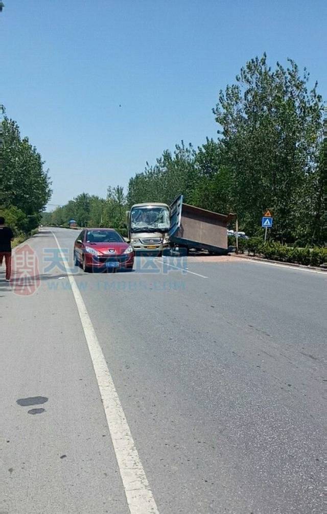 天仙公路上的惨烈事故!客车与货车迎面相撞.愿客车上乘客安好.