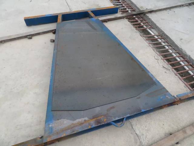 8 为了提高梁板封端效果,该标段按照小箱梁内腔结构尺寸在箱梁堵头