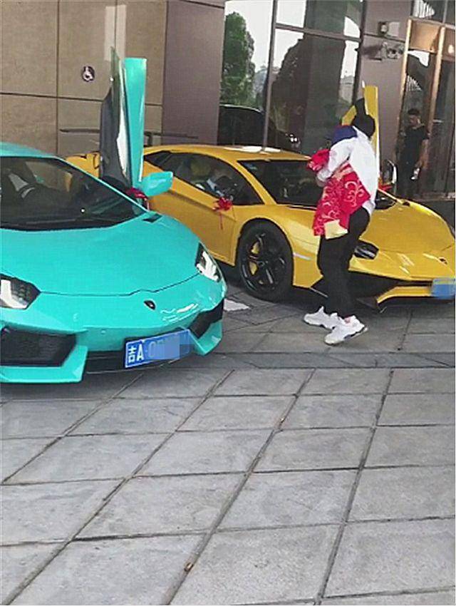辽宁一批富二代聚会,座驾不乏兰博基尼,其中一辆还有四连号车牌