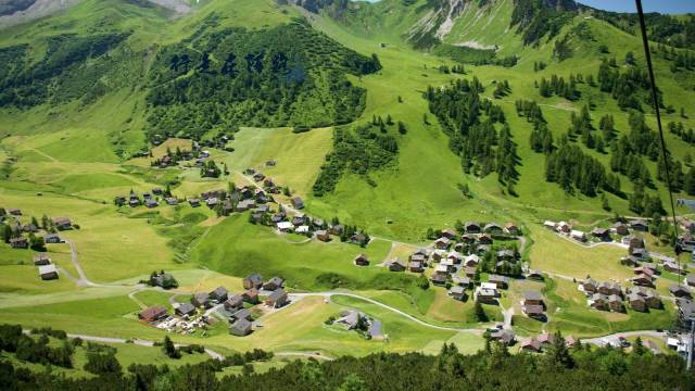 最佳小国:人均121万GDP只有125名警察,中国