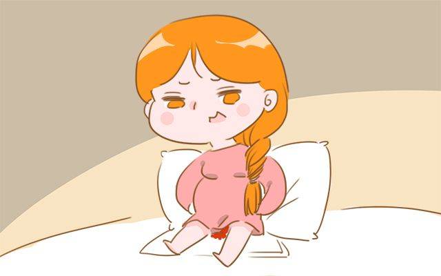 有时准妈妈可能会发现自己的内裤上有血迹,体内分泌物的颜色不正常