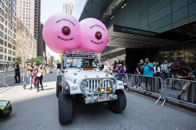 (图片来自gothamist, 版权属于原       形如一对乳房的气球,上面映着