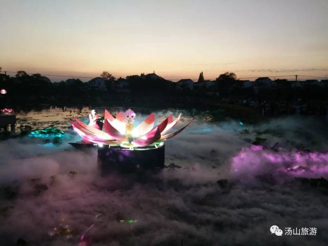 了附近一大片居民前来观看, 荷花颂,荷花曲,荷花舞,荷花船,荷花灯