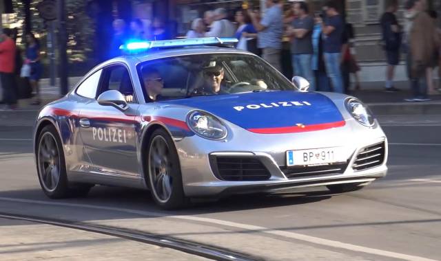 保时捷911警车上路巡逻,车牌也是911!谁还敢超速