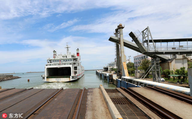 海南海口,从海南岛准备过海的列车正由机头牵引到粤海铁路南港码头坐