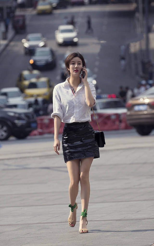 街拍:一件t恤玩转下衣失踪,美女一双美腿羡煞众人