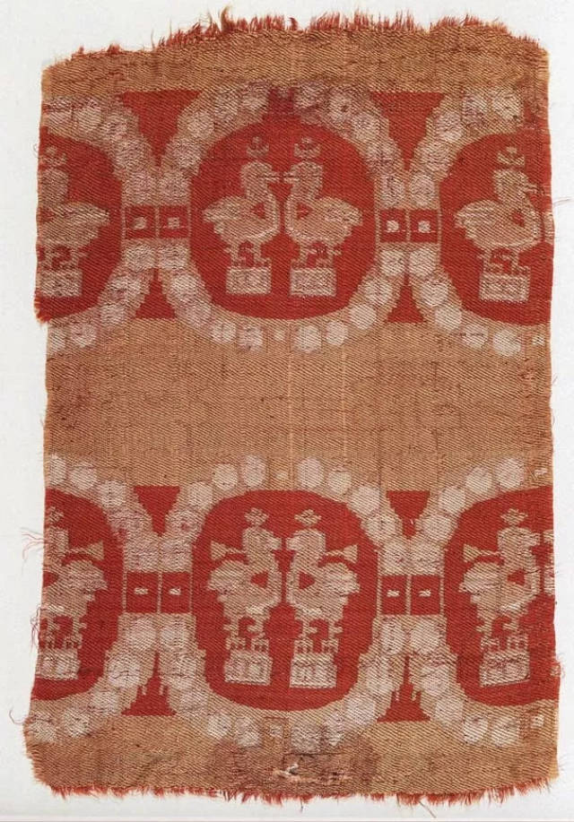 大量出土于丝绸之路沿途的公元五至九世纪的丝织品都反映了这种西方