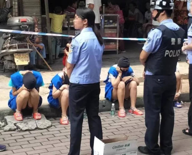 英德城南现一大批警察带着一批男女指认现场