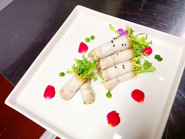 餐厅需要推出新式冷菜,我和同事一起做了7个菜,您看看怎么样?