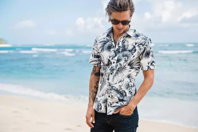 纹身和夏威夷衬衫更搭哦.