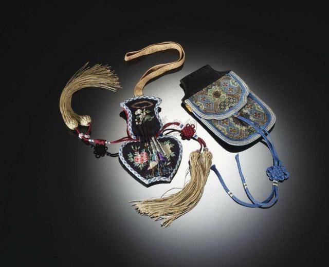 古代人的口袋为什么会在衣袖子里,是如何确保东西不会掉出来的?