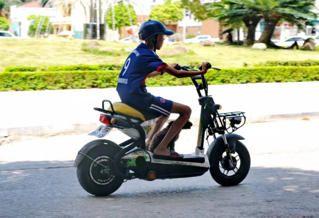 下图:早就满大街小巷可以看到的 " 骨架化 " 电动车.