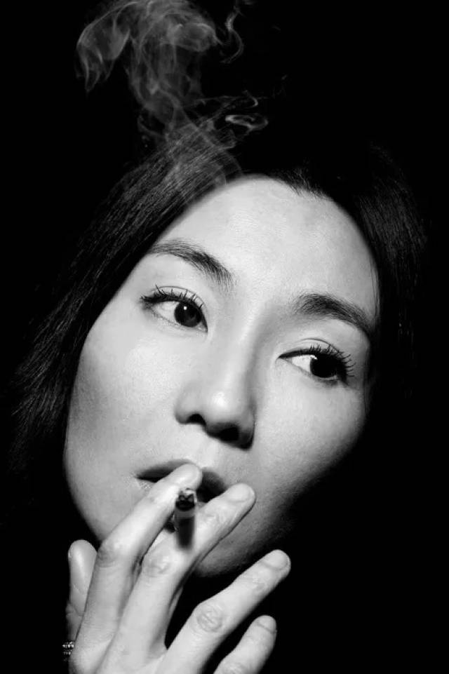 张曼玉11年前吸烟照曝光性感又帅气能与之匹敌的也就张国荣