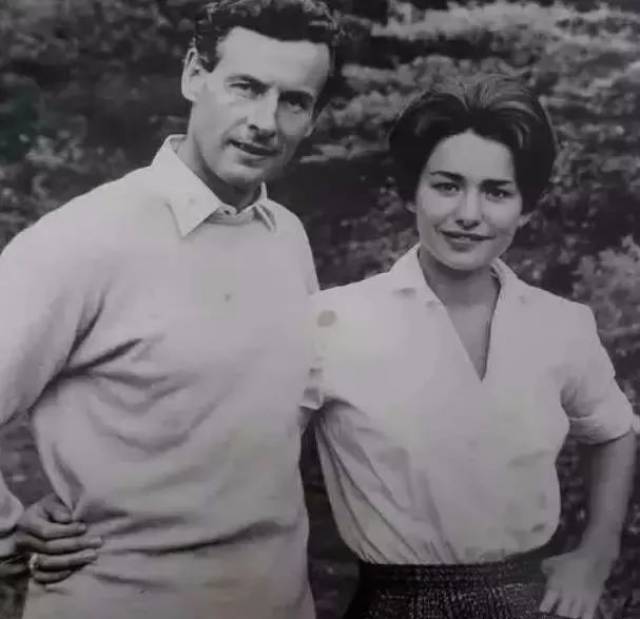 民众看到汤森和妻子的照片, 都感到无比震惊.