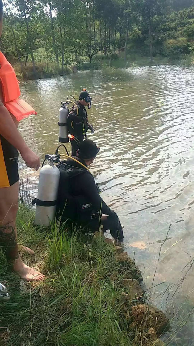 少年溺水打捞野泳图片