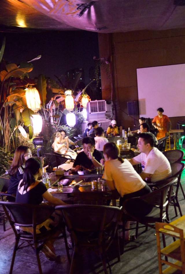 凉悠悠的夏季 坐在这样的地方吃烧烤 你问我夏天最潮的聚会是神马?