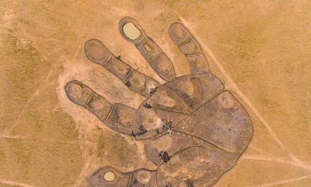 壮观!二连浩特大手印"如来神掌" 占地6个足球场大小