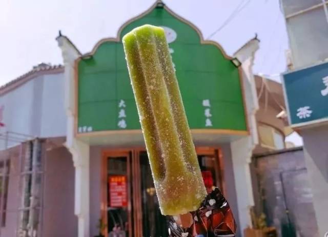 所谓秘制红豆,全都藏在最下面,红豆冻得很硬,口感沙沙的,是整根雪糕的