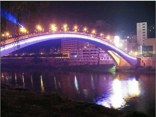 重庆綦江彩虹桥垮塌 过去很久警示还在