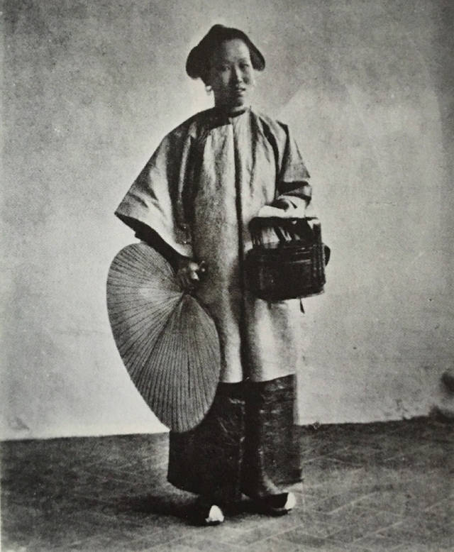 一外国摄影师拍的清朝女性照片并用犀利的语言概括了她们