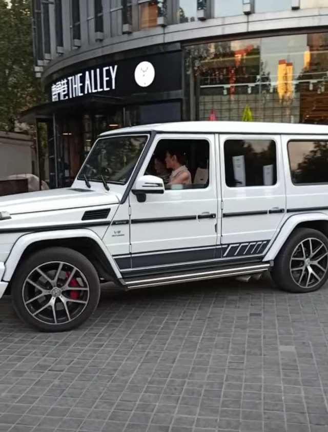 遇单手开大g的美女属实带派看到女子面容时仿佛恋爱了一般