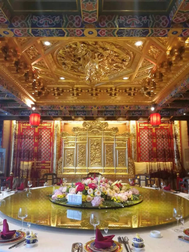 龙椅景观 亮宝楼曲江国宴的包间 也是各有特色 包间主题内容丰富 瓦当
