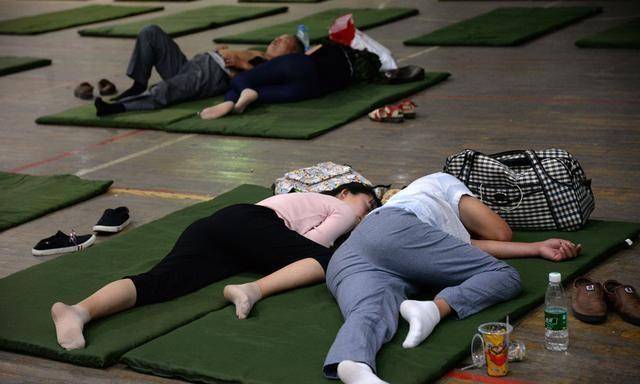 学新生入学,家长在学校"打地铺"过夜!网友:感动又心酸!