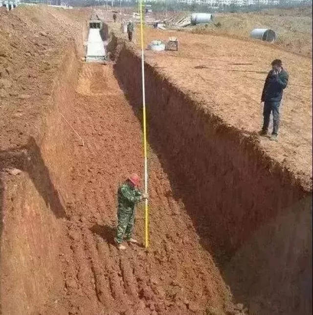 相信很多甲友就纳闷了,我沟槽挖得不直就是弯的呀,可是小黑此处说的"