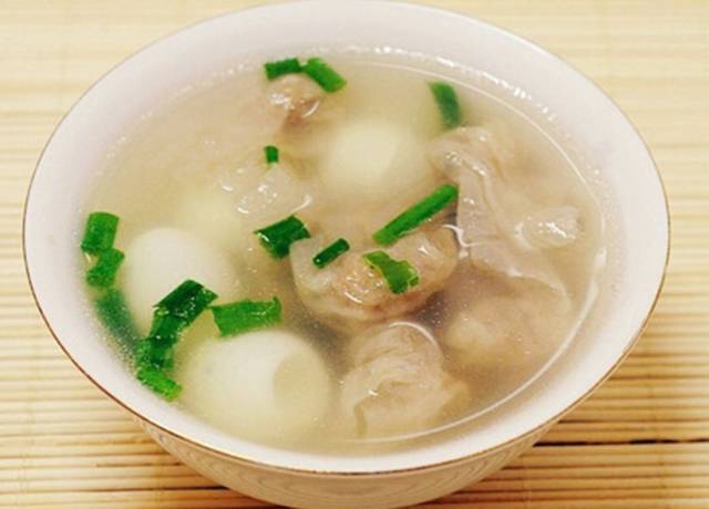 若是婚宴,上太平燕的时候要鸣锣放鞭炮,也是新人开始向宾客敬酒致谢的