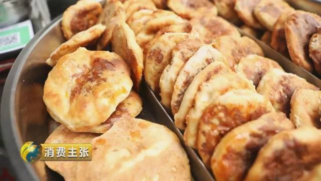 光饼是闽北一带的日常小吃,在武夷山旧街就可看到许多光饼摊.