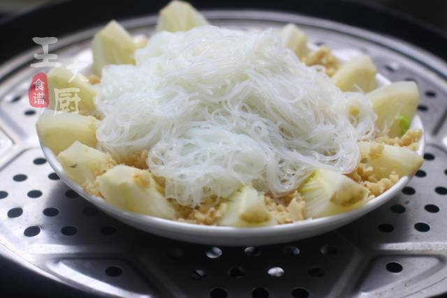 10,将整盘菜放在蒸笼上进行蒸煮.