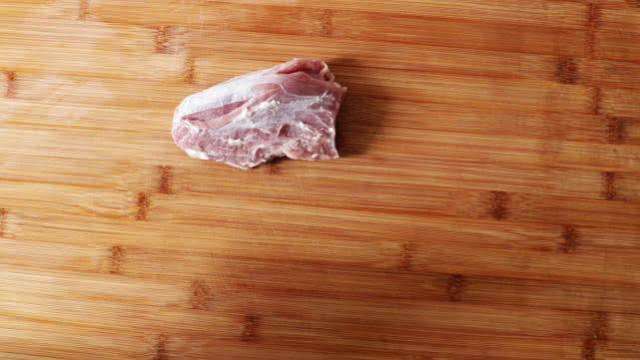 猪肉和豆角的比例为1:2,也就是说我们要准备250克猪肉,将这半斤猪肉