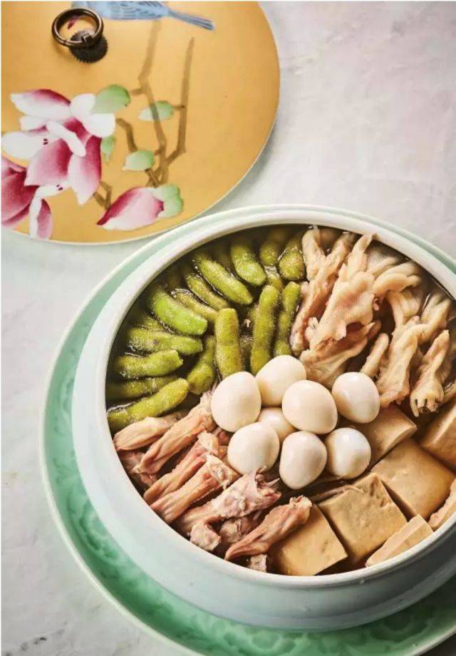 贾府的食不厌精,也不是一般人想象中的大鱼大